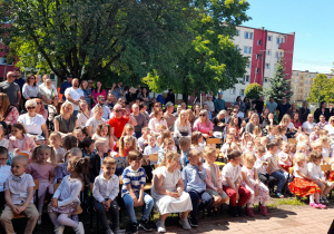 Publiczność obserwuje występy dzieci