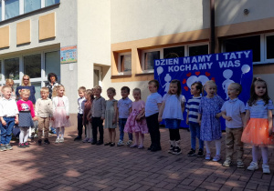 Dzieci z grupy „ Krasnoludków” śpiewają piosenkę.