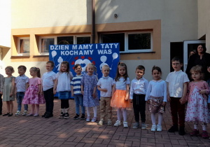 Przedszkolaki śpiewają piosenkę.