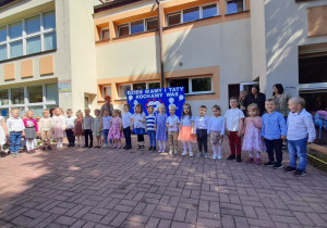 „ Krasnoludki” deklamują wiersz.