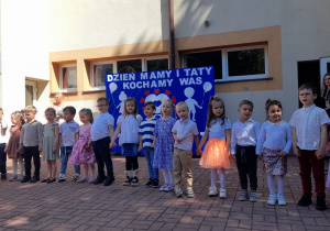 Dzieci z grupy „ Krasnoludków” głośno recytują wiersz.