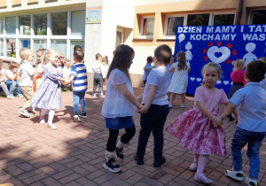 Dzieci tańczą w parach.