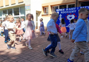 „ Krasnoludki” tańczą po kole.
