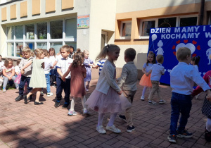. „ Krasnoludki” tańczą taniec pt.„ Rusałka”.
