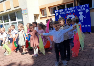 Dzieci z grupy „ Krasnoludków” tańczą z chusteczkami.