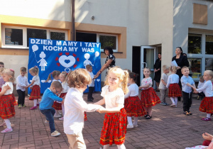 Kolejne figury „Poleczki” w wykonaniu naszych przedszkolaków.