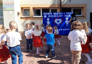 Przedszkolaki tańczą w parach.