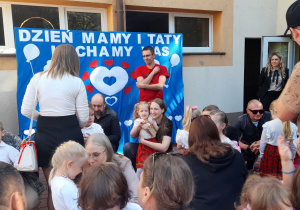 Dzieci z grupy Słoneczek wręczają Rodzicom prezenty.