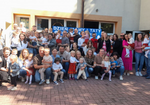 Zdjęcie grupowe dzieci z grupy Słoneczek ze swoimi Rodzicami.
