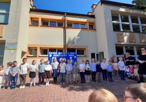 „Żabki” recytują wiersz dla rodziców.