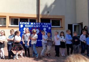 Dzieci z grupy „Żabek” ruszają się do piosenki.