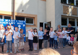 Wspólny śpiew dziewczynek i chłopców.