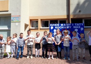 Przedszkolaki podczas występu dla rodziców.
