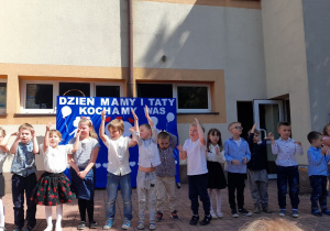 Dzieci śpiewają piosenkę dla swoich rodziców.