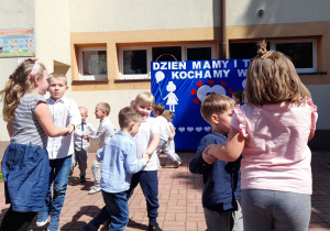 Przedszkolaki tańczą.