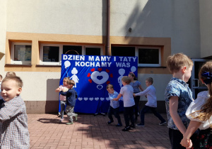 Dzieci tańczą dla swoich rodziców.
