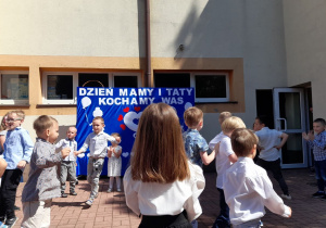 Rodzice otrzymują laurki od dzieci.