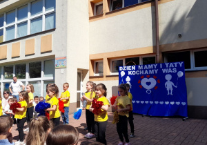 „Misiaczki” prezentują kolejne figury tańca „Solo”.