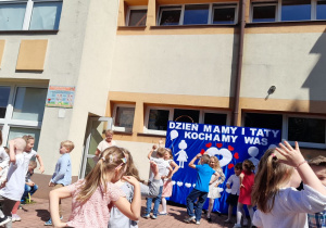 „Misiaczki” demonstrują kolejną charakterystyczną figurę „Krakowiaka”.