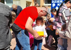 Dzieci składają życzenia swoim Rodzicom.