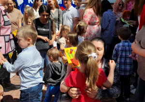 Dzieci wręczają laurki swoim Rodzicom.