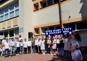 Dzieci z grupy "Biedronek" recytują wiersz.