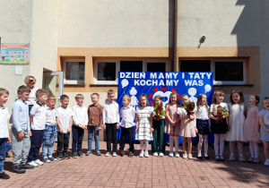 Wszystkie dzieci głośno mówią wiersz dla rodziców.