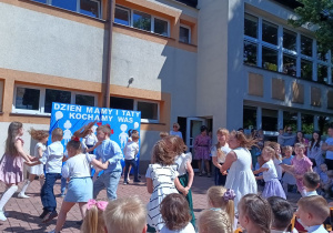 "Biedroneczki" tańczą polkę.