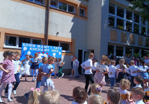 Dzieci tańczą w parach poleczkę.