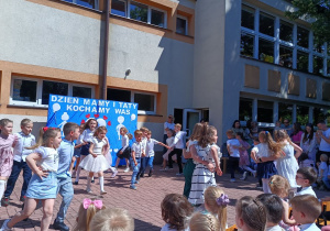 Dzieci z grupy "Biedronek" tworzą nową figurę taneczną.