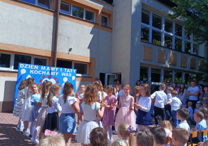 Dziewczynki klaszczą i czekają na chłopców.