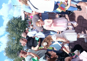 Dzieci wręczają rodzicom laurki.
