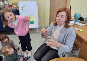Pani Ilonka za pomocą magnesu wyciąga spinacze z wody.