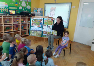 Przedszkolaki słuchają czytanej baśni.