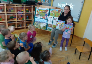 Pani Martyna i Iga prezentują podorywane książeczki.