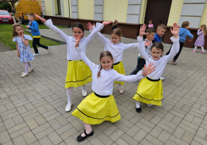 Basia, Zuzia, Oliwia i Lena pozują do zdjęcia