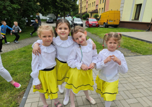 Wiktoria, Hania, Maja i Oliwia pozują do zdjęcia