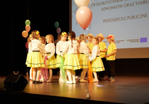Dzieci ustawione na scenie i gotowe do występu.