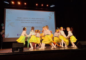 Dziewczynki w parach tańczą w kole
