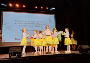 Dziewczynki w parach prezentują figurę w tańcu