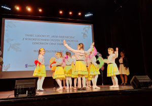Dziewczynki w parach prezentują figurę taneczną
