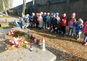 Dzieci chwilą ciszy uczciły pamięć poległych żołnierzy 