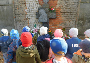 Dzieci przy grobie poświęconym pomordowanych w Katyniu