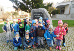 Dzieci pod pomnikiem Lotników Łaskich