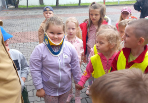 Dziewczynka pozuje z kołnierzem usztywniającym szyję.