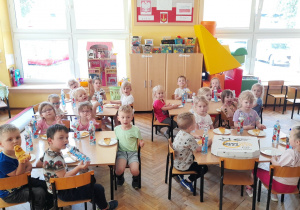 „Słoneczka” jedzą pizzę.