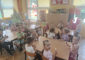 20.Maluszki jedzą lody.