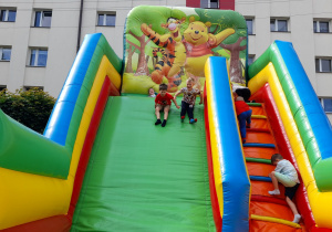 Paweł i Mieszko zjeżdżają na dmuchańcu.