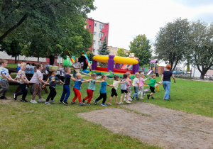 Pociąg „Krasnoludków jedzie na dmuchańce.