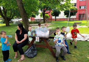 Dzieci z grupy „ Krasnoludków” zajadają watę cukrową.